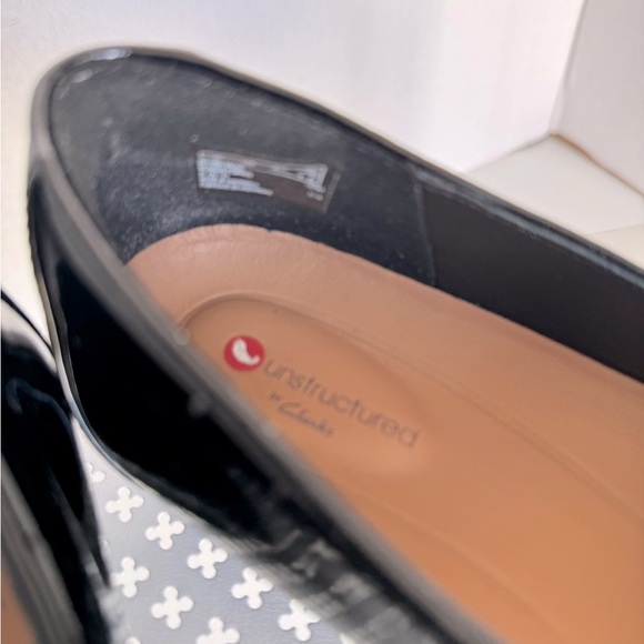 Unstructured Clarks Women Patent Leather Black Loafers Slip On Size 8.5 Flats - Picture 7 of 9